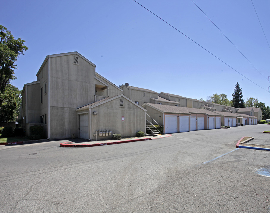 Southwind Court Apartments in Sacramento, CA - Building Photo