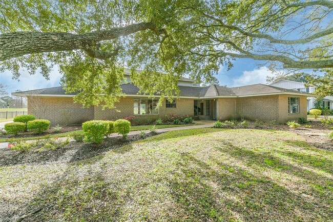 property at 2921 Country Club Dr