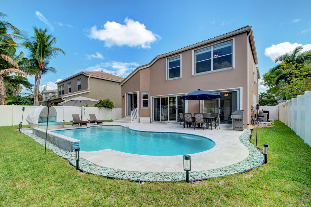 2418 Westmont Dr in Royal Palm Beach, FL - Building Photo