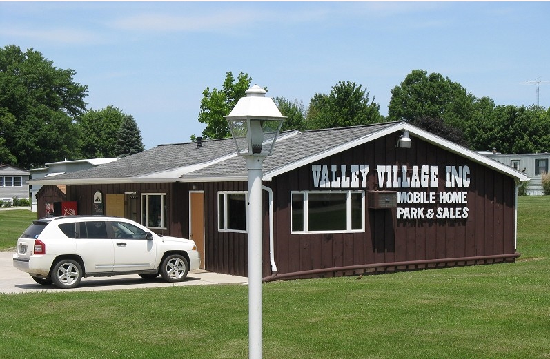 Valley Village Mobile Home Community in North East, PA - Foto de edificio