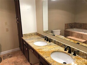 5600 Carmel Rd in Charlotte, NC - Building Photo - Building Photo