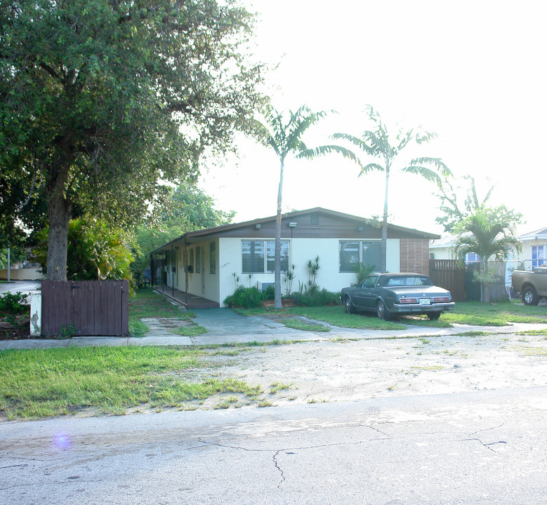 13797 Highlands Dr in Miami, FL - Building Photo