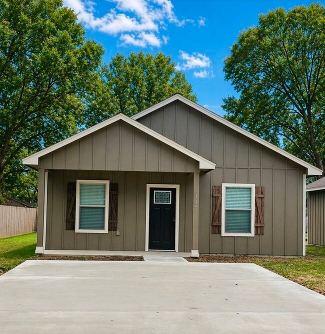property at 305 E Waring St