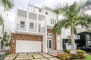 8250 NW 33rd Terrace in Doral, FL - Building Photo