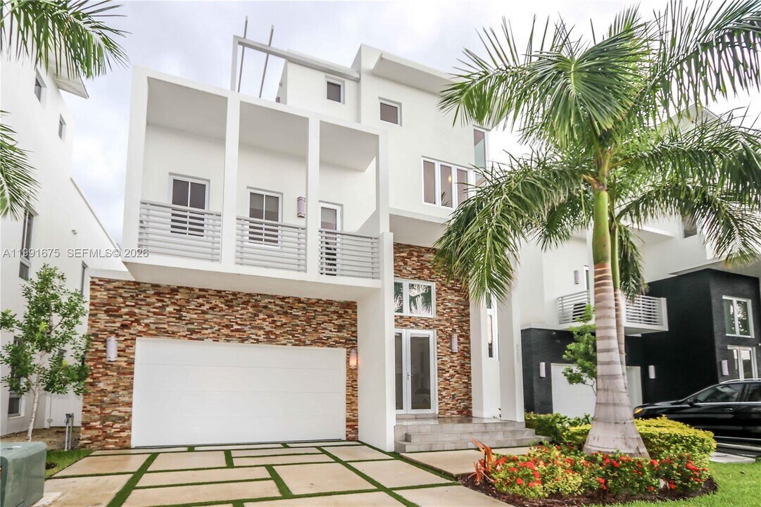 8250 NW 33rd Terrace in Doral, FL - Building Photo