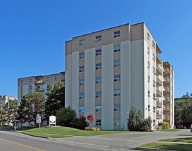 Vine Manor in St Catharines, ON - Building Photo - Building Photo