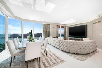 300 South Pointe Dr in Miami Beach, FL - Building Photo - Building Photo