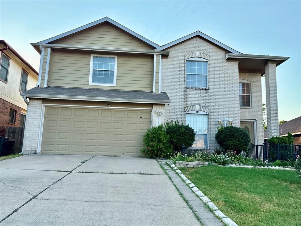 13720 Greinert Dr in Pflugerville, TX - Foto de edificio