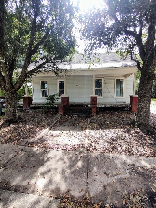 2105 Laurel Ave in Beaumont, TX - Building Photo