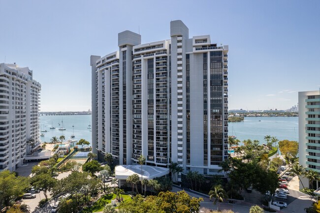 Nine Island Avenue Condo in Miami Beach, FL - Foto de edificio - Building Photo