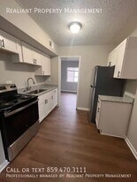 208 Lakeshore Dr in Lexington, KY - Building Photo