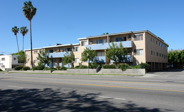 7025 Woodman Ave in Van Nuys, CA - Building Photo - Building Photo