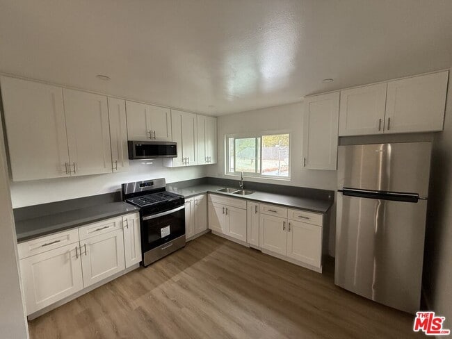 2530 Carmona Ave in Los Angeles, CA - Building Photo - Building Photo