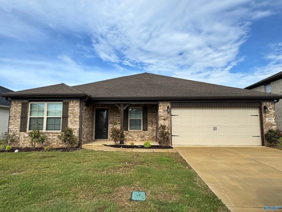 240 Wilcot Rd in Meridianville, AL - Foto de edificio
