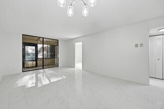 4700 Lucerne Lakes Blvd W in Greenacres, FL - Building Photo - Building Photo