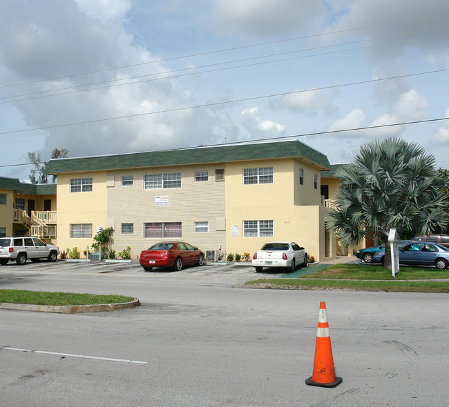 Sunrise Garden Apartments in Sunrise, FL - Building Photo - Building Photo