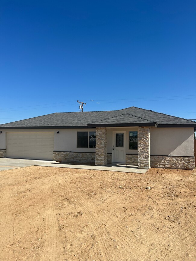 7136 Poppy in California City, CA - Building Photo - Building Photo