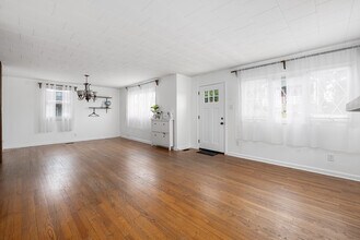 387 Woodlawn Ave in Cramerton, NC - Foto de edificio - Building Photo