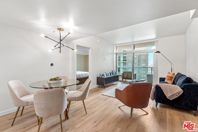 13700 Marina Pointe Dr in Marina Del Rey, CA - Foto de edificio - Building Photo