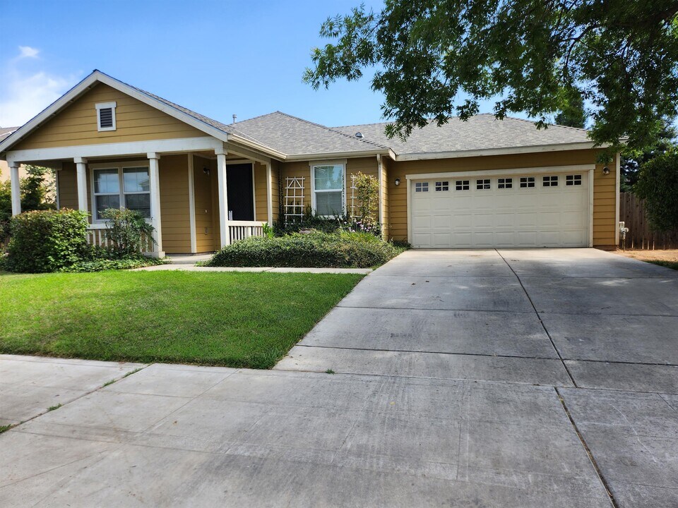689 Sierra Ave in Reedley, CA - Building Photo