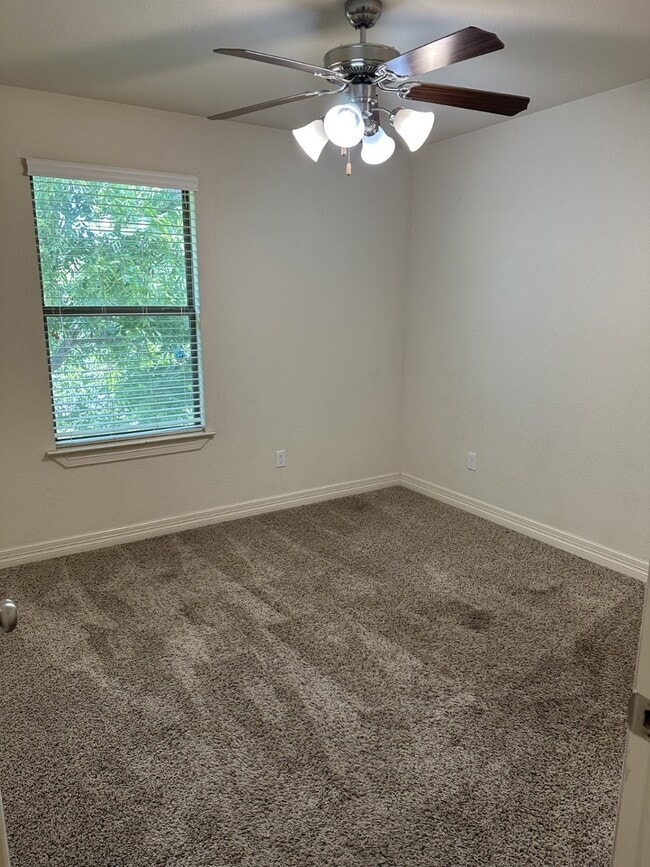 214 S Tesch St in Bellville, TX - Building Photo - Building Photo