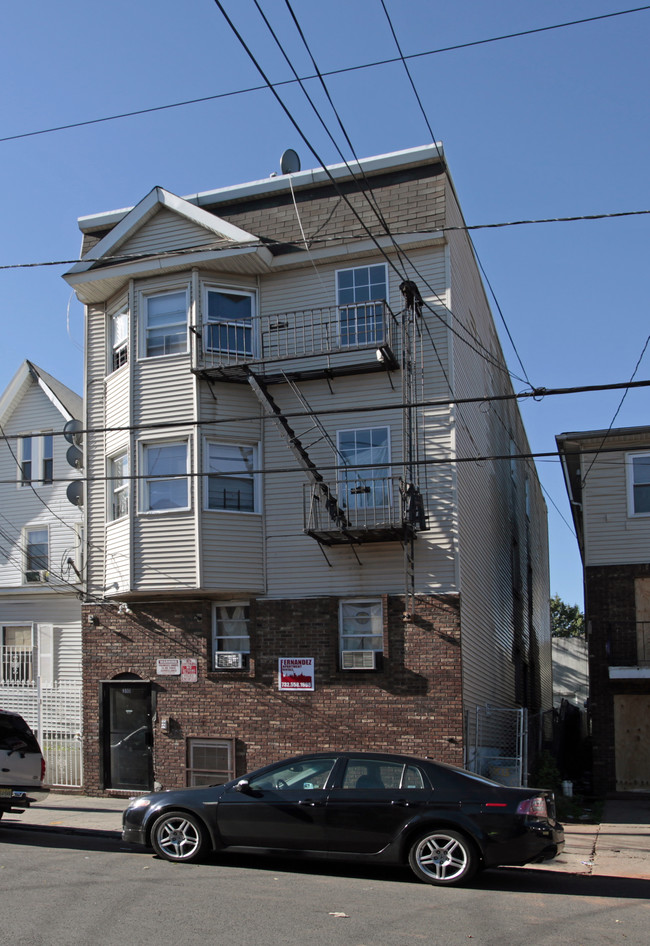 310 Bond St in Elizabeth, NJ - Building Photo - Building Photo