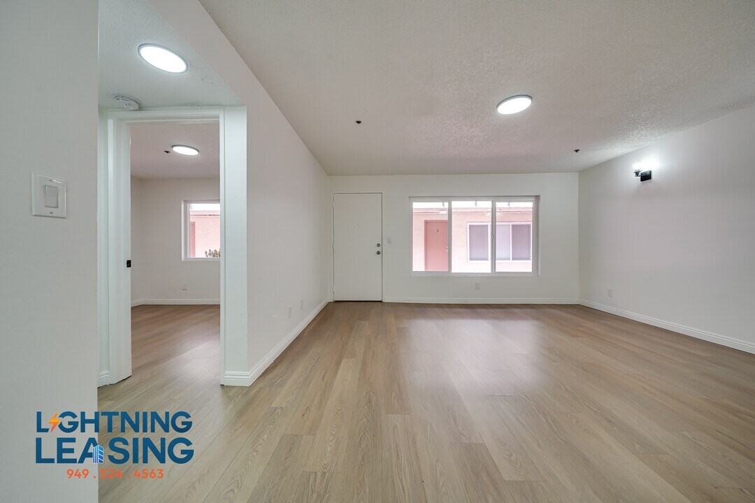 13910 Sayre St in Los Angeles, CA - Building Photo