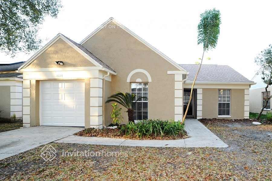 1618 Crossridge Dr in Brandon, FL - Building Photo