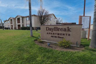 Daybreak in Mc Farland, CA - Foto de edificio - Building Photo