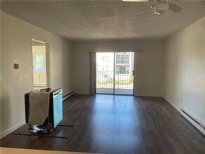 300 Meadowside Rd, Unit 203 in Milford, CT - Building Photo - Building Photo