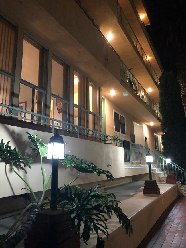 11960 Montana Ave, Unit NA in Los Angeles, CA - Building Photo - Building Photo