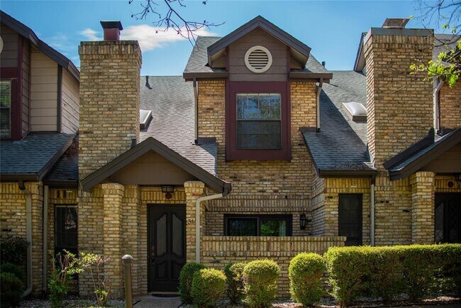 10819 Crown Colony Dr in Austin, TX - Foto de edificio - Building Photo