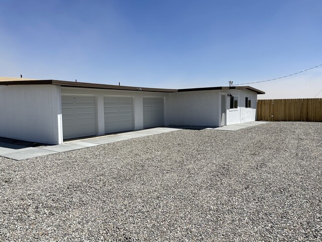 1093 Grand Rd in Thermal, CA - Foto de edificio - Building Photo