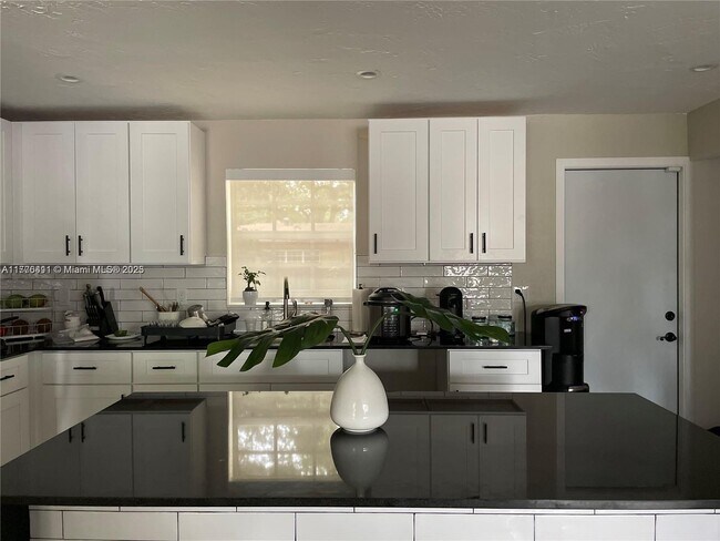 1760 NE 145th St in Miami, FL - Building Photo - Building Photo