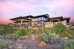 19280 Christopher Ct in Bend, OR - Building Photo