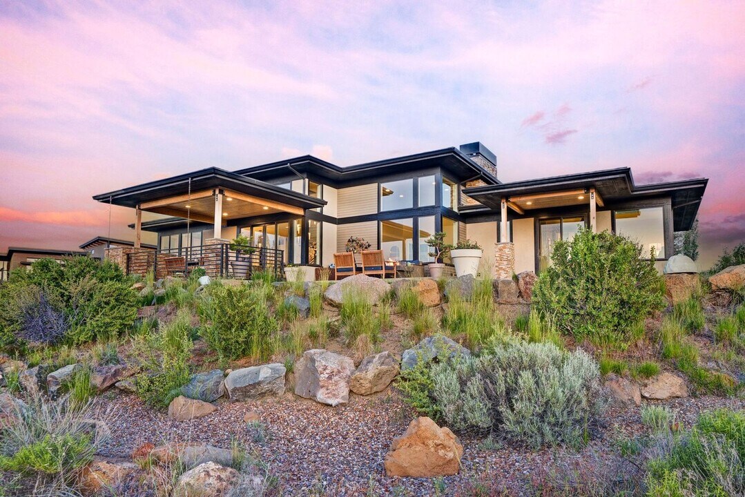 19280 Christopher Ct in Bend, OR - Building Photo