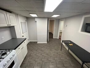 10 Wallace St, Unit 2R-B in Somerville, MA - Foto de edificio - Building Photo