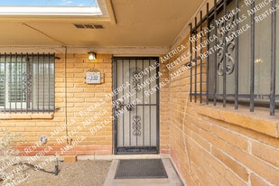 801 E Holaway Dr in Tucson, AZ - Building Photo