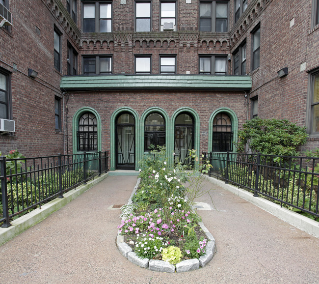 83-00 Talbot St in Kew Gardens, NY - Foto de edificio - Building Photo