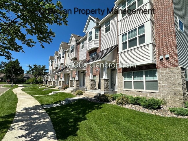 11806 Emery Oaks Ln in Champlin, MN - Building Photo - Building Photo