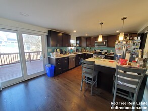 77 Rock Glen Rd, Unit 1 in Medford, MA - Foto de edificio - Building Photo
