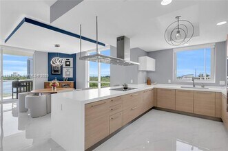 17111 Biscayne Blvd in Aventura, FL - Building Photo - Building Photo