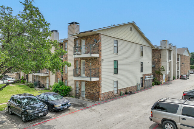 Royal Lane Highlands Condominiums in Dallas, TX - Building Photo - Building Photo