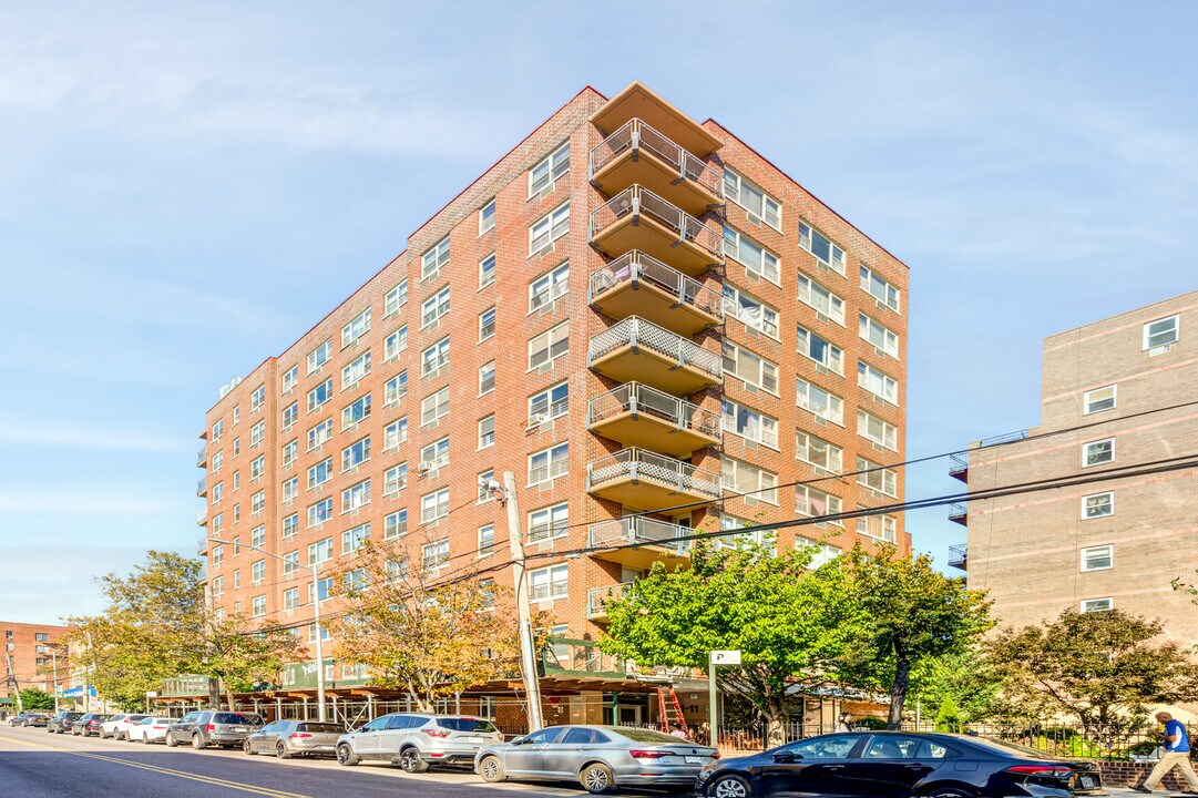 Elmhurst Towers Apartments in Elmhurst, NY - Foto de edificio