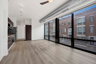 660 W Wayman St in Chicago, IL - Building Photo - Building Photo
