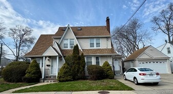 1 Allen St in Lynbrook, NY - Building Photo