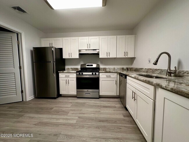 373 Yorkshire Pl in Morganville, NJ - Building Photo - Building Photo