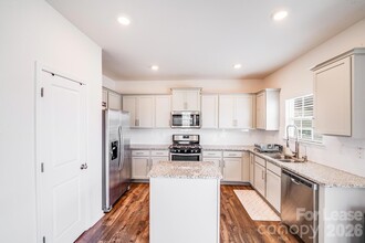 7411 Foxgate Cir in Charlotte, NC - Building Photo - Building Photo