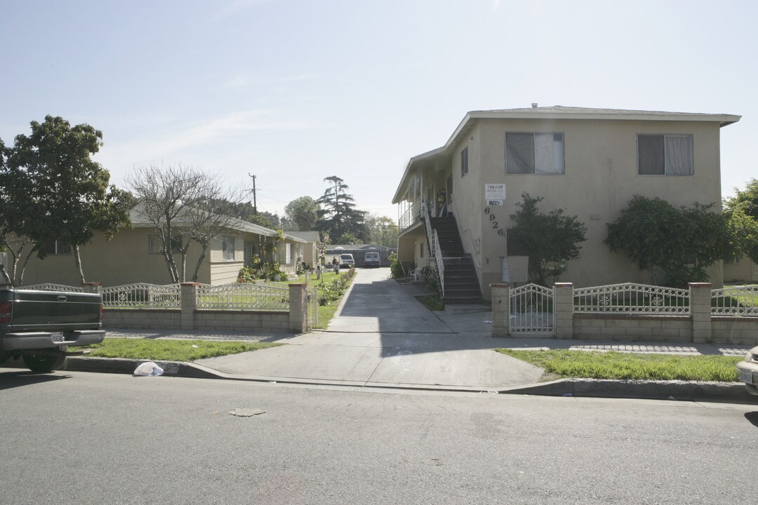 6922-6930 Granger Ave in Bell Gardens, CA - Foto de edificio