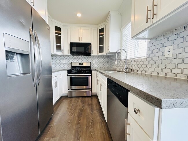 7205 S La Cienega Blvd in Los Angeles, CA - Building Photo - Building Photo